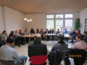 Mitglieder des Erziehungsrats diskutieren mit Lehrpersonen, der Schulleitung und Schulpräsident der Schule Embrach Fragen rund um die Integration von Schülerinnen und Schülern mit Migrationshintergrund.