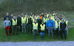 Die Fischereiverwaltung mit den Freiwilligen vom Urner Fischereiverein und der Guggä Bäusyräller anlässlich der Bachputzete vom 7. April 2018.