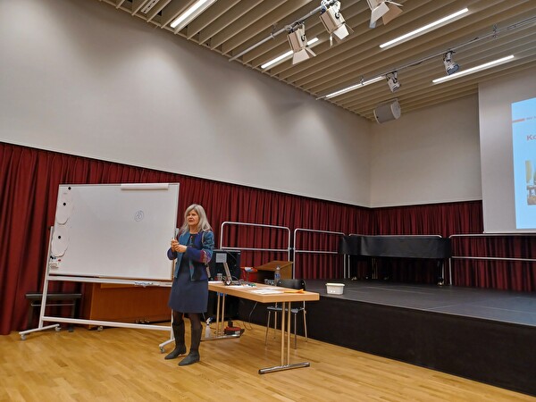 Priska Alldis referierte in der Aula Hagen in Altdorf über die interkulturelle Kommunikation.