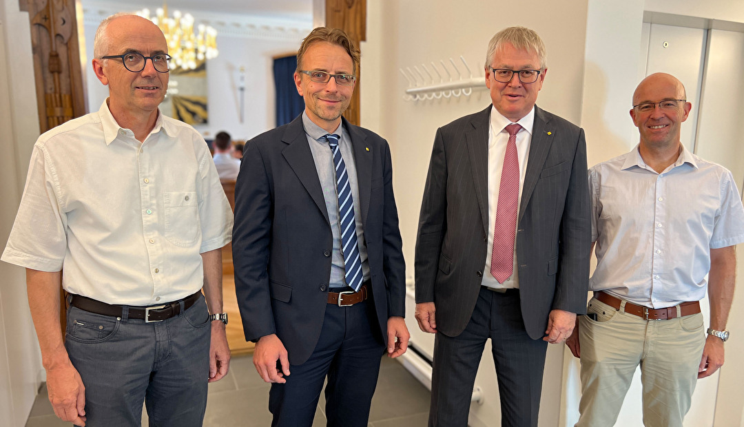 Sie referierten an der Gemeindetagung: (von links) Walter Schuler, Amt für Steuern, Regierungs-rat Urs Janett, Finanzdirektor, Regierungsrat Urban Camenzind, Volkswirtschaftsdirektor, und Michael Bissig, Generalsekretär Finanzdirektion.
