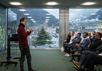 Robert Müller präsentiert das Start-up Aganthos AI aus Andermatt; Bild: Valentin Luthiger