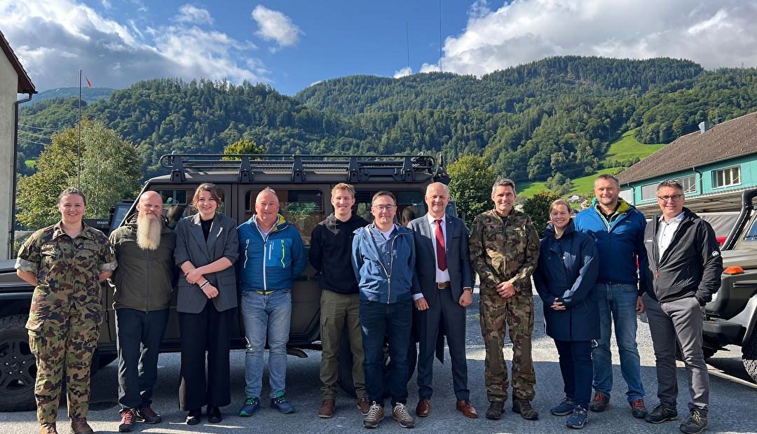 Gruppenbild beim Truppenbesuch: (von links) Oblt Vivien Hofer, Kreiskommandantin, Daniel Zgraggen, Leiter Notorganisation, Loa Wild, Mitglied Sicherheitskommission, Franz Gisler, Mitglied Sicherheitskommission, Mario Baumann, Mitglied Sicherheitskommission, Ruedi Wyrsch, Mitglied Sicherheitskommission, Ruedi Cathry, Landratspräsident, Oberst Daniel Stoll, Kommandant Spezialkräfte, Sicherheitsdirektorin Céline Huber, Pascal Arnold, Präsident Sicherheitskommission, und Baudirektor Hermann Epp.