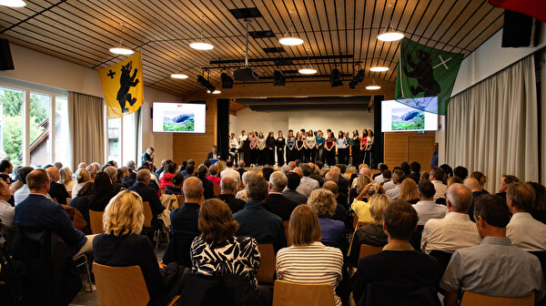 Marco Mattei, Rektor der Kantonalen Mittelschule Uri, begrüsst die Gäste zur Konferenz in Andermatt, musikalisch unterstützt vom Musik-Ensemble seiner Schule.