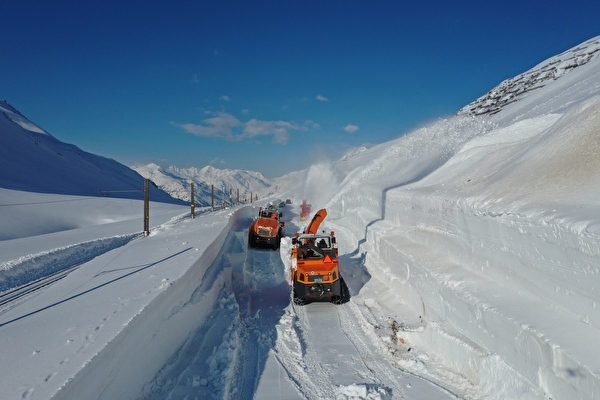 Bildlegende: Immer wieder eindrücklich: Schneeräumungsarbeiten auf einem Urner Alpenpass, hier am Oberalp. Bild Baudirektion Uri