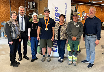 Ehrung des Schweizermeisters: (von links) Yvonne Slongo, Vorsteherin Amt für Berufsbildung, Regierungsrat Georg Simmen, Karin Gaiser, Armin Gaiser, Theres Arnold, Roman Gaiser und Thomas Walker, Geschäftsleitung Clima-Nova AG. 