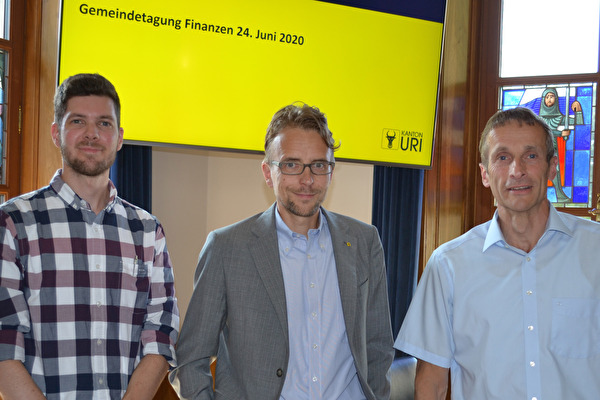 Finanzdirektor Urs Janett (Mitte), Generalsekretär Rolf Müller (rechts) und Projektleiter Marino Mathis präsentierten an der Tagung mit den Gemeinden die aktuellen Themen.