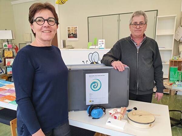 Eva Arnold-Zurfluh und Stefan Gisler vom Didaktischen Zentrum Uri freuen sich über den neuen Medienkoffer «Ohr, Schall und Lärm».
