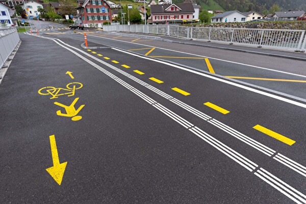 Bildlegende: Die Reussbrücke in Attinghausen präsentiert sich nach Abschluss der Bauarbeiten in einem neuen Look, inklusive taktil-visueller Markierungen. Bild Angel Sanchez