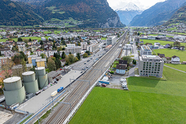 Blick auf Kantonsbahnhof Altdorf mit Bristen im Hintergrund