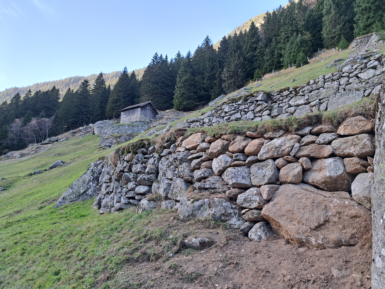 Blick auf die neu sanierten Trockenmauern im Gebiet Wasenrain (©ARE)