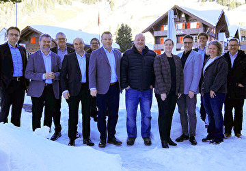 Gruppenbild des Regierungsrats mit der Delegation des Gemeinderats Andermatt anlässlich des Treffens in Andermatt.