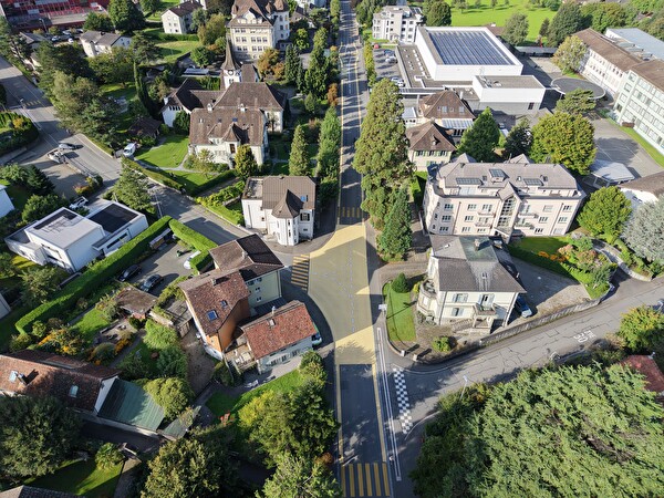 Neu markierter Knoten Bahnhofstrasse/Attinghauserstrasse in Altdorf – bitte auf den Rechtsvortritt achten.