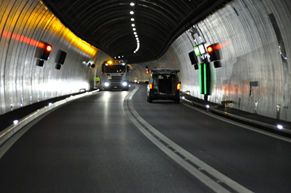 Um die Sicherheit des Mositunnels zu gewährleisten, wird dieser regelmässig gereinigt und inspiziert. Bild Amt für Betrieb Nationalstrassen