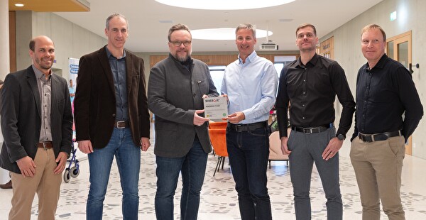 Bildlegende (von links): Stefan Gisler, Projektleiter Erneuerbare Energien, Amt für Energie (AfE); Alexander Walker, Leiter AfE; Baudirektor Roger Nager; Spitaldirektor Fortunat von Planta; André Deplazes, Leiter Amt für Hochbau (AfH); René Mulle, Projektleiter Bauplanung KSU (AfH)