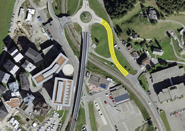 Gelb markiert der Abschnitt der Oberalpstrasse in Andermatt, auf welcher der Belag saniert wird. Bild Baudirektion Uri