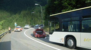 Personenwagen kollidiert mit Linienbus