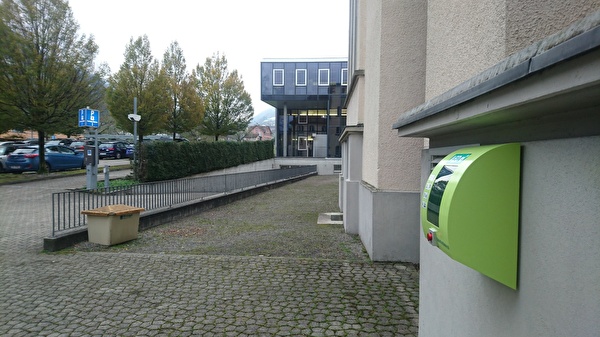 Ein öffentlich zugänglicher Defibrillator befindet sich an der Aussenwand des Verwaltungsgebäudes an der Klausenstrasse 2 in Altdorf. (Bild Baudirektion Uri)