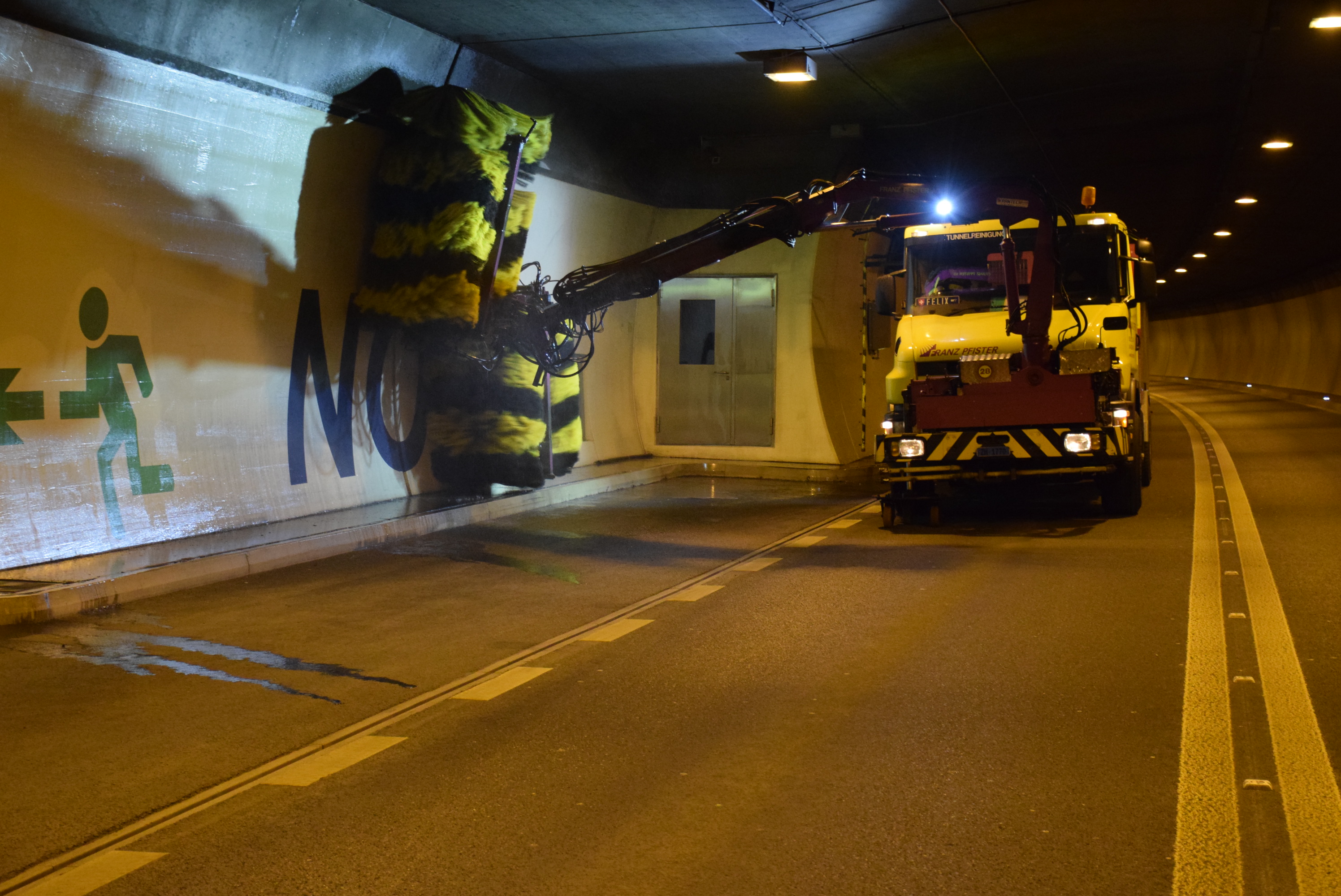 Bildlegende: Zu den Unterhaltsarbeiten gehört auch die Reinigung des Tunnels. Amt für Betrieb Nationalstrassen