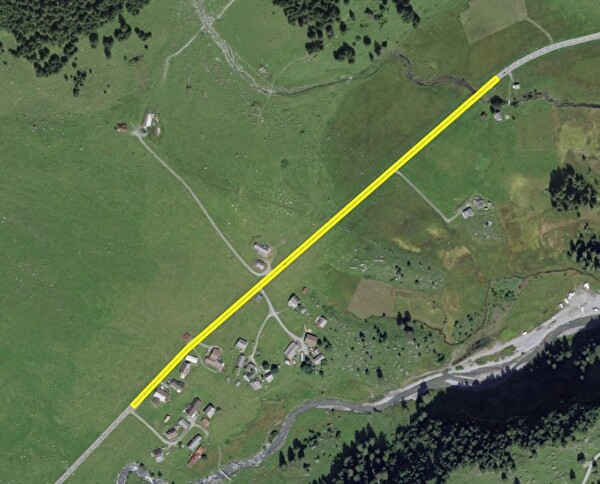 Gelb markiert sind die 600 Meter der Klausenstrasse, auf welchen der Belag ersetzt wird. Bild Baudirektion Uri