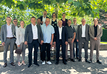 Gruppenbild des Regierungsrats mit der Delegation des Gemeinderats und der Gemeindewerke Erstfeld anlässlich des Treffens in Erstfeld.