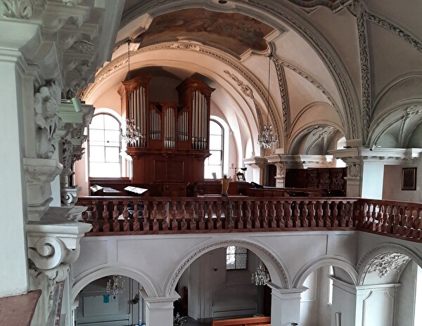 Die Klosterkirche Seedorf beherbergt zwei Orgeln. Die Grössere der Nonnenchorempore verbirgt hinter dem barocken Prospekt ein Instrument aus dem Jahr 1966 (Bild: Rolf Emmenegger, Muttenz).