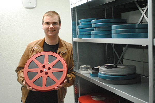 Scout Matthias Furger im Staatsarchiv Uri, wo der grösste bekannte Bestand an analogen audiovisuellen Dokumenten in Uri lagert.