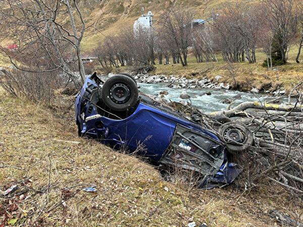 Hospental: Fahrzeug stürzt Böschung hinunter - eine Person verletzt