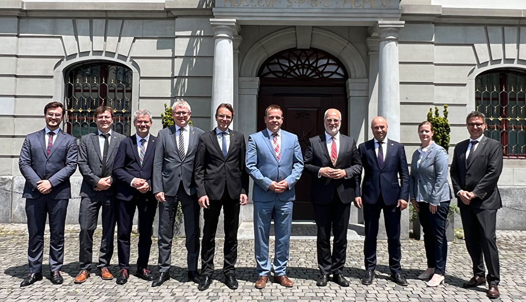 Gruppenbild vor dem Rathaus: (von links) Timothy Gschwend, wissenschaftlicher Mitarbeiter EDA, Kanz-leidirektor Roman Balli, die Regierungsräte Georg Simmen, Urban Camenzind und Urs Janett, Landam-mann Christian Arnold, Staatssekretär Alexandre Fasel, Landesstatthalter Daniel Furrer, Regierungsrätin Céline Huber und Regierungsrat Hermann Epp. 