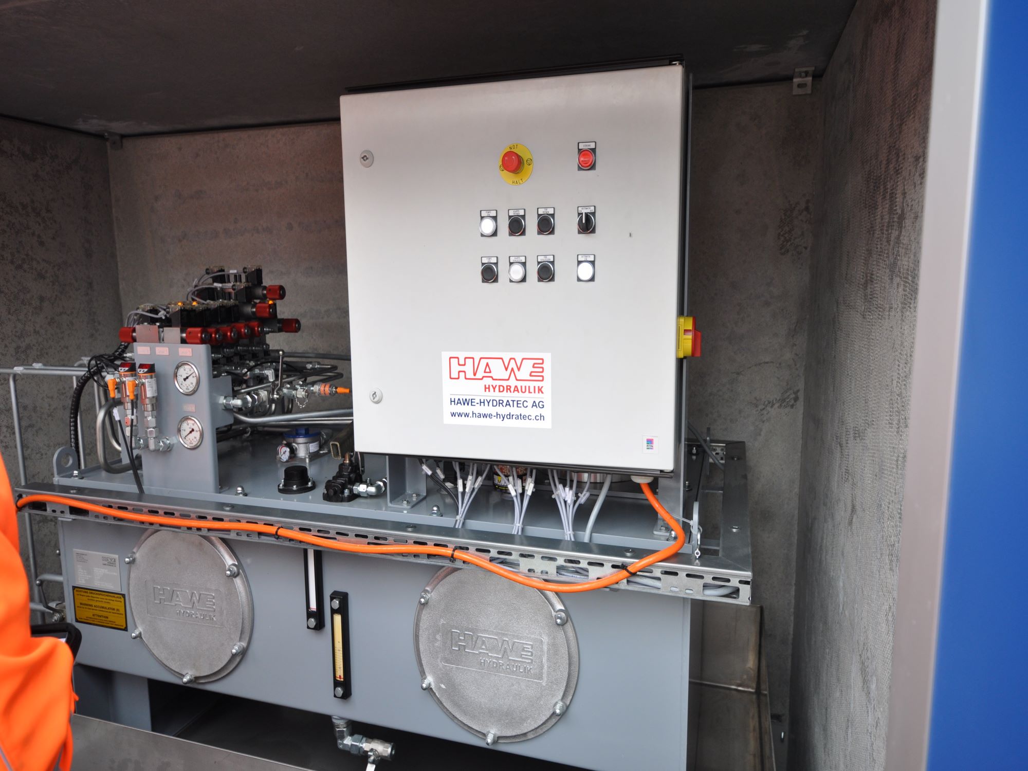 9_Innenleben_Steuerungskasten_mit_Hydraulikaggregat2.JPG