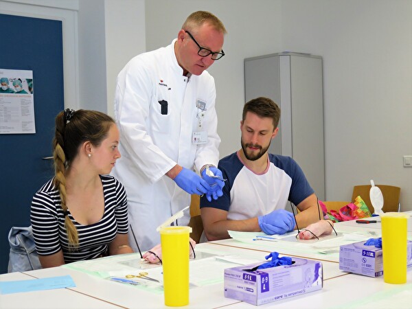 Dr. med. Oliver Tschalèr, Chefarzt Chirurgie, erklärt die Grundzüge der Nahttechnik.