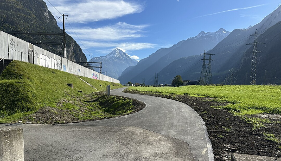 Der Abschnitt in Schattdorf des Radwegs Attinghausen-Erstfeld ist fertiggestellt. Bild Baudirektion Uri