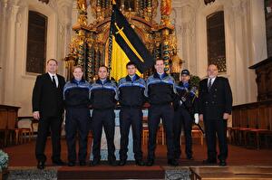 Sicherheitsdirektor Beat Arnold und Polizeikommandant Reto Habermacher mit den Inpflichtzunehmenden