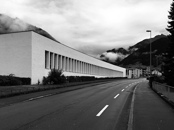 Die dynamische Front der Produktionshalle der Dätwyler AG an der Gotthardstrasse wurde von den schweizweit bedeutenden Architekten Otto Rudolf Savlisberg und Roland Rohn in den 1940er Jahren entworfen. Mit dem Wandbild von Heinrich Danioth repräsentiert sie den Anspruch der Dätwyler AG, auch in Architektur und Kunst Qualität zu zeigen. (Bild: Pietro Caviglia, Altdorf).