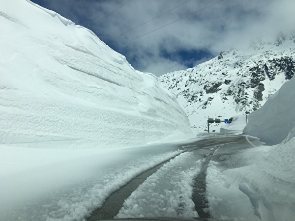 Meterhohe Schneemauern auf dem Gotthardpass. Bild Baudirektion Uri