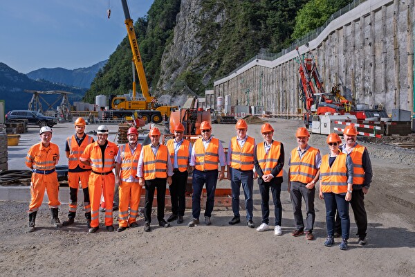 Besuch des Regierungsrats auf der Baustelle Dorni bei Sisikon: (von links) Erich Suter, Baustellenchef, Johannes Dzatkowski, Bauleitung, Stefan Gielchen, Gesamtprojektleiter, Peter Vorwerk, stv. Gesamtprojektleiter, Daniel Furrer, Hermann Epp, Landammann Christian Arnold, Urban Camenzind, Urs Janett, Georg Simmen, Céline Huber und Kanzleidirektor-Stv. Adrian Zurfluh. 