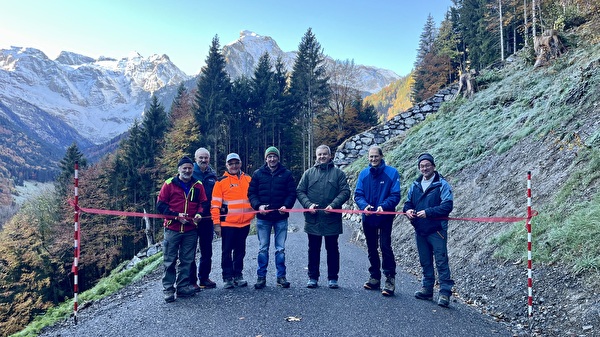 Förster Peter Kempf, Projektverfasser Josef Walker, Baumeister Bernhard Epp, Korporationsvizepräsident Wendelin Loretz, Sicherheitsdirektor Dimitri Moretti, Kantonsforstmeister Roland Wüthrich und Bürgergemeindepräsident Stefan Gasser anlässlich der Eröffnung der Waldstrasse (Bild Amt für Forst und Jagd).