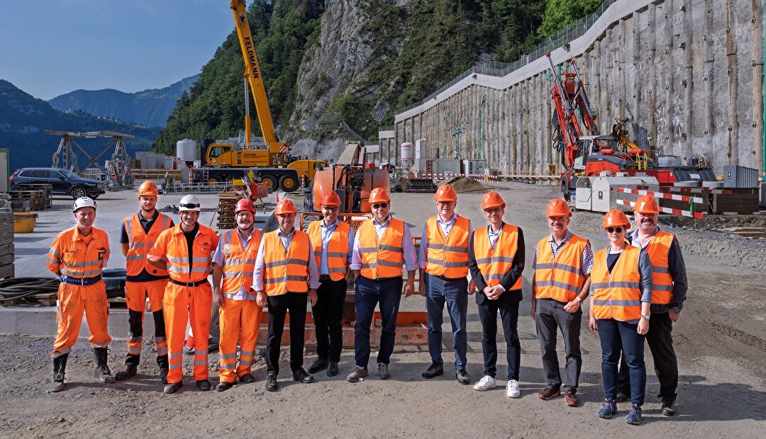 Besuch des Regierungsrats auf der Baustelle Dorni bei Sisikon: (von links) Erich Suter, Baustellenchef, Johannes Dzatkowski, Bauleitung, Stefan Gielchen, Gesamtprojektleiter, Peter Vorwerk, stv. Gesamtprojektleiter, Daniel Furrer, Hermann Epp, Landammann Christian Arnold, Urban Camenzind, Urs Janett, Georg Simmen, Céline Huber und Kanzleidirektor-Stv. Adrian Zurfluh. 