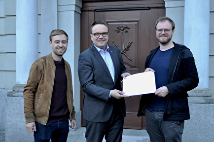 Marco Planzer (links) und der Präsident des Jugendrats, Leza Aschwanden (rechts), übergeben Landammann Roger Nager die Petitionen des Urner Jugendrats.