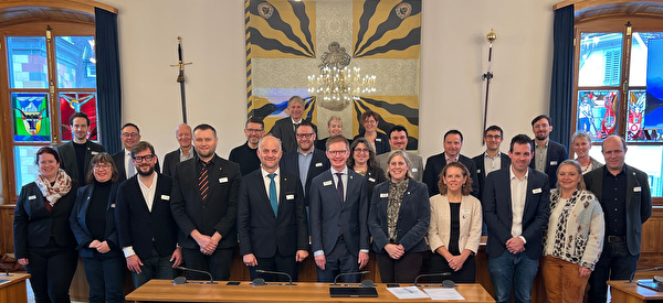 Die Vertreterinnen und Vertreter der Kantonsparlamente von Zürich und Uri beim Gruppenbild im Land-ratssaal. Die Delegationen standen unter der Leitung von Kantonsratspräsident des Kantons Zürich, Beat Habegger, und Landratspräsident des Kantons Uri, Ruedi Cathry (vorne, Mitte). 