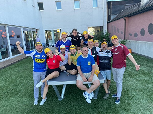 Die Fussballerinnen und Fussballer des FC Landrat Uri stachen schon am Freitagabend als farbiges Ensemble hervor.