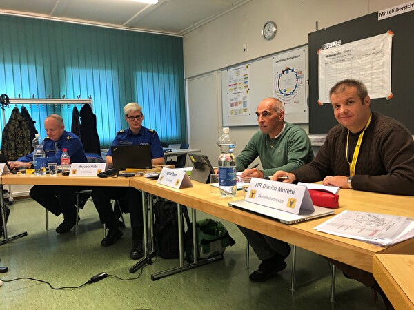Momentaufnahme aus der Sicherheitsverbundsübung: Regierungsrat Dimitri Moretti machte sich vor Ort ein Bild der Lage. Von rechts: Regierungsrat Dimitri Moretti; Ignaz Zopp, Chef des Kantonalen Führungsstabs; Manuela Hobi und Reto Pfister, Sektion Polizei. 