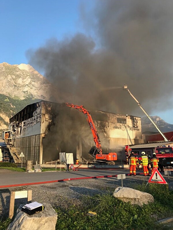 Grossbrand in Recyclinghalle – Lösch- und Aufräumarbeiten dauern an