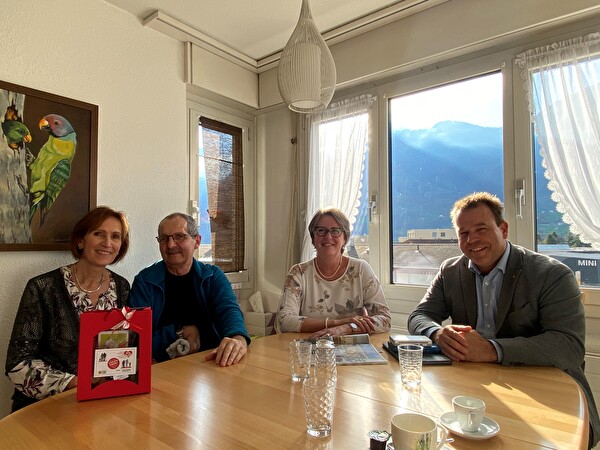 Foto: Übergabe eines Präsents an Rita Muheim durch Gesundheits-, Sozial- und Umweltdirektor Christian Arnold: (von links) Rita Muheim, Paul Muheim, Marika Aschwanden (Geschäftsleiterin SRK Uri) und Landammann Christian Arnold