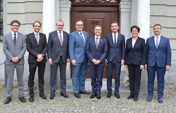 Beim Empfang vor dem Rathaus: (von links) Kanzleidirektor Roman Balli, Regierungsrat Urs Janett, Landesstatthalter Urban Camenzind, Landammann Roger Nager, Bundesrat Ignazio Cassis, Regierungsrat Beat Jörg, Regierungsrätin Barbara Bär und Regierungsrat Dimitri Moretti.
