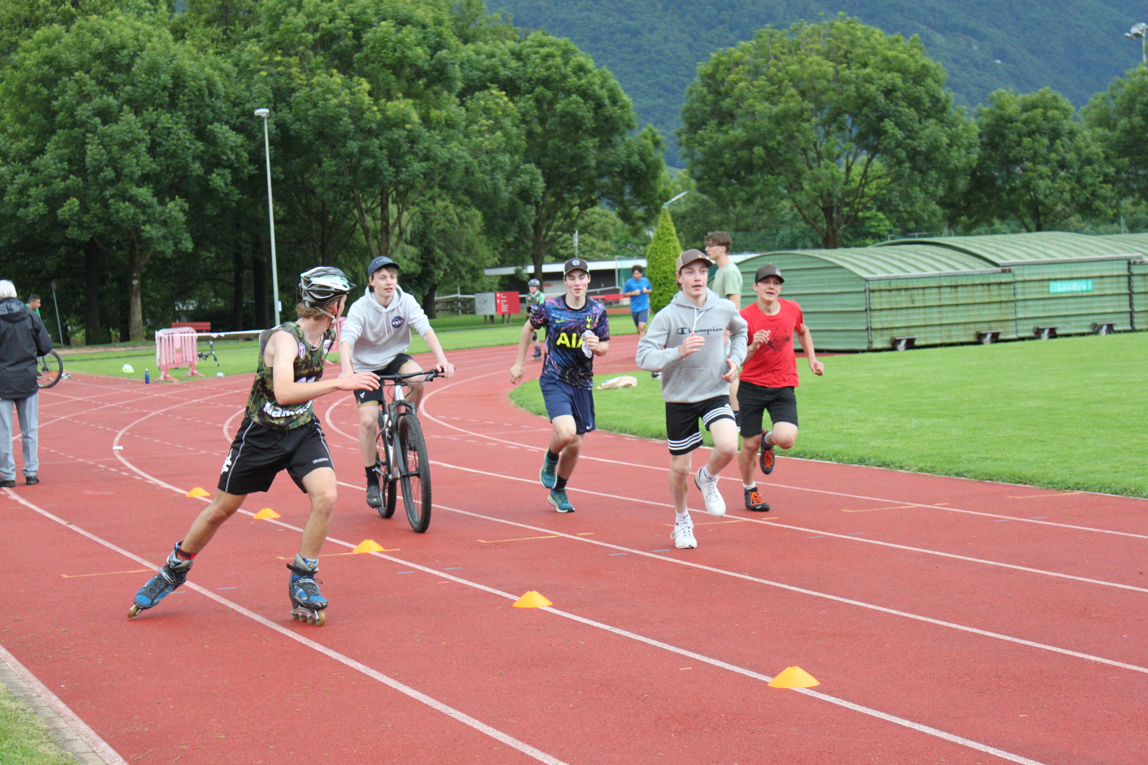 Rang 9 Polysportive Stafette Knaben: Tom Furrer, Nando Fedier, Benjamin Wipfli, Chris Furrer und Livio Gerig beenden gemeinsam die Polysportive Stafette