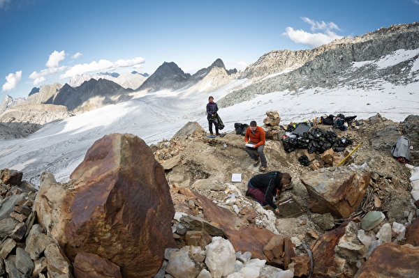 Feldarbeiten oberhalb des Brunnifirns im Jahr 2021 im Auftrag der Abteilung Denkmalpflege und Archäologie des Kantons Uri. (Bild Valentin Luthiger / Institut «Kulturen der Alpen»).