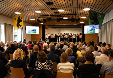 Marco Mattei, Rektor der Kantonalen Mittelschule Uri, begrüsst die Gäste zur Konferenz in Andermatt, musikalisch unterstützt vom Musik-Ensemble seiner Schule.