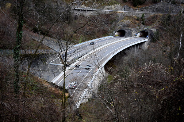 Die Tunnels zwischen Amsteg und Gurtnellen werden gereinigt und überprüft. Dies führt zu Gegenverkehr auf diesem Abschnitt. Bild Amt für Betrieb Nationalstrassen