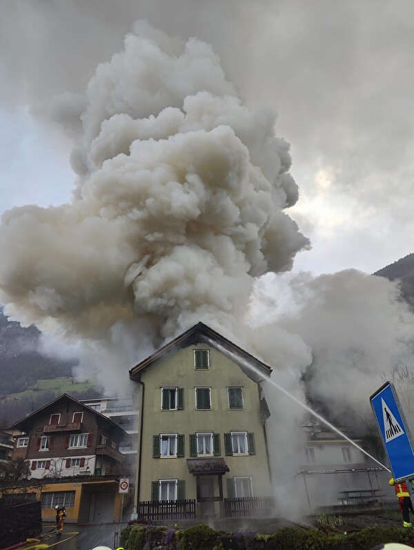 Brand eines Mehrfamilienhauses