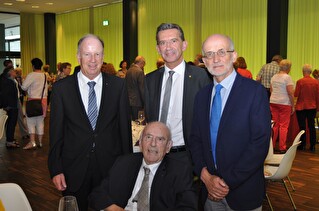 Beat Jörg (Mitte) mit den noch lebenden drei Vorgängern im Amt des Bildungs- und Kulturdirektors: Hans Danioth (sitzend), Dr. Hansruedi Stadler (rechts) und Josef Arnold.
